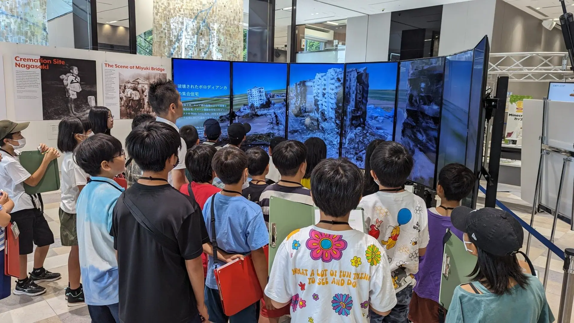 7面のディスプレイを横に連ね、デジタルアーカイブの映像をパノラマで映し出す展示の様子